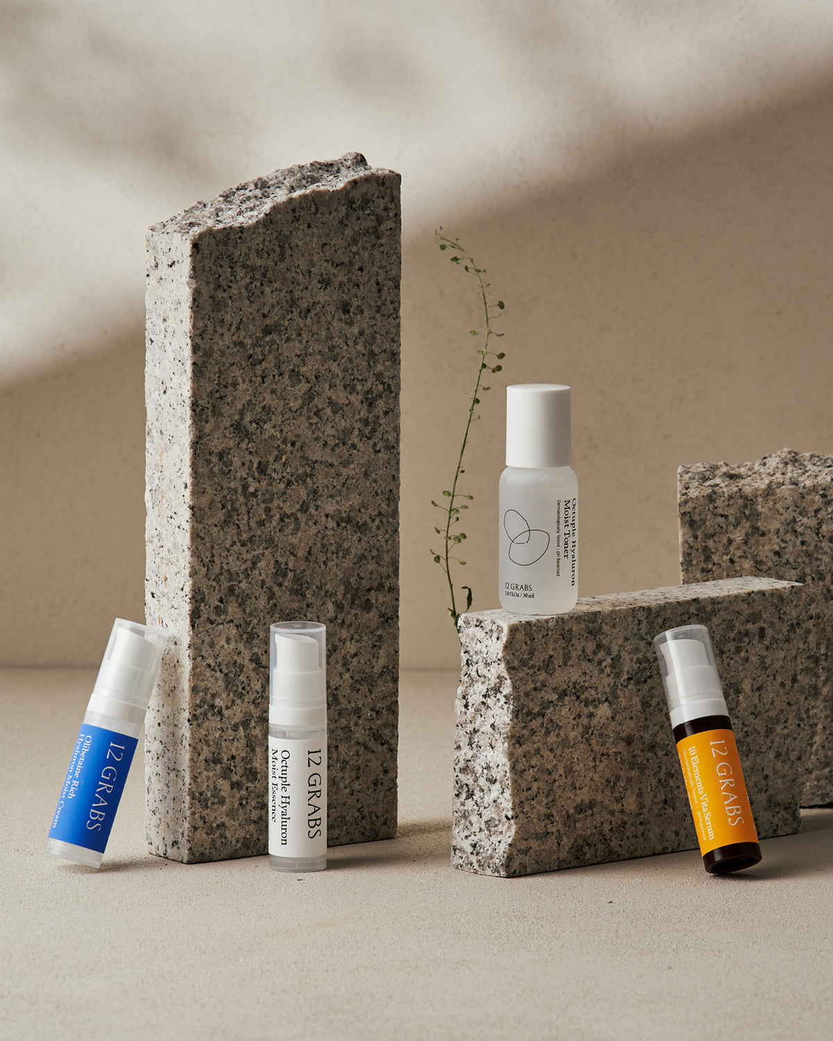 Set de viaje coreano con tónico esencia sérum y crema 12GRABS