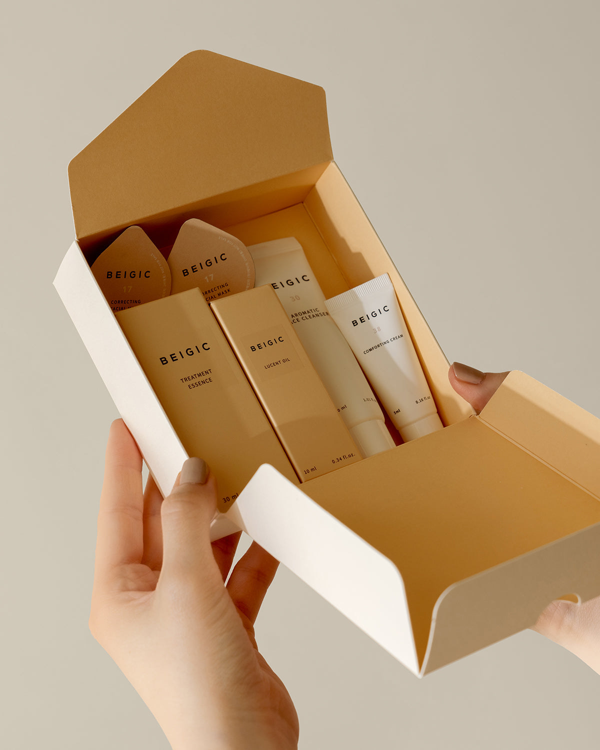 Kit de viaje con esenciales vegano limpiador esencia mascarrilla aceite facial y crema hidratante Beigic