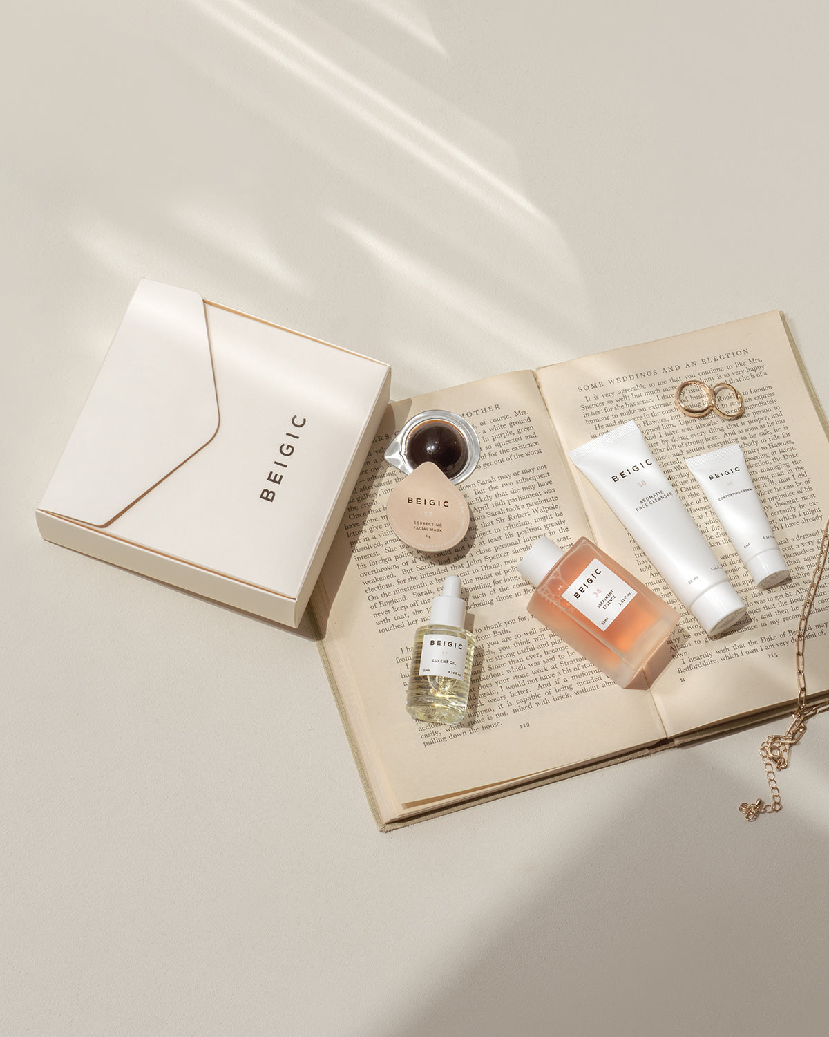 Kit de viaje con esenciales vegano limpiador esencia mascarrilla aceite facial y crema hidratante Beigic